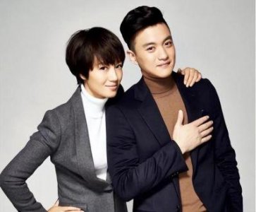 周一围与朱丹夫妇出席活动,时尚感满满,显得年轻了许多