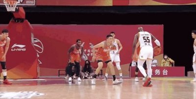 ​大中锋硬是被逼成射手！吉林队的独苗，球迷：应该拿顶薪