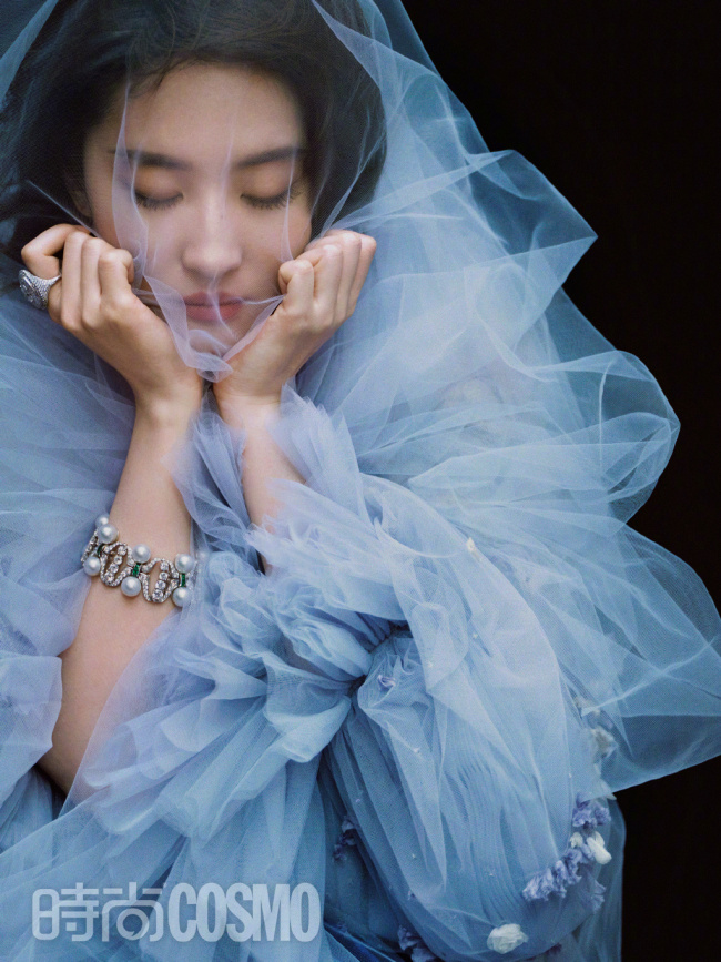 又仙又美！刘亦菲红裙雕刻感大片释出