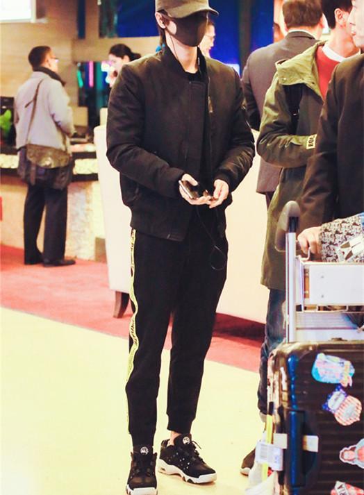 华晨宇身高真实（华晨宇出现在机场打扮依旧低调）(1)