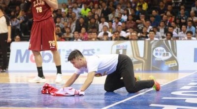 ​擦地哥成功获李冰冰点赞 CBA全明星看你精彩表演