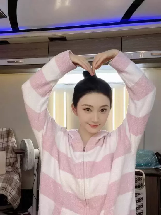 景甜对镜自拍写真，甜美笔芯超可爱