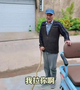 ​70 岁陈佩斯近况曝光！拄拐满脸老年斑，如今生活竟是这样？