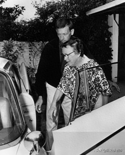 梦露死亡现场终于曝光：谋杀可能性最大，死后姿势怪异，一丝不挂