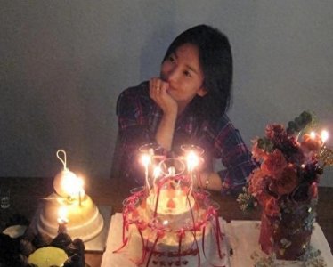 ​宋慧乔晒43岁生日照，重现20年前《浪漫满屋》的可爱笑容