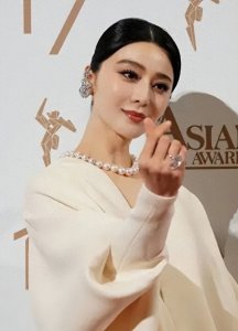 ​43岁的范冰冰真空穿“窗帘”，摄影师拍到手软，国外超模直接靠边