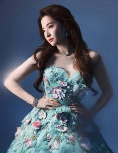 ​深圳之夜刘亦菲以优雅不暴露礼服惊艳全场