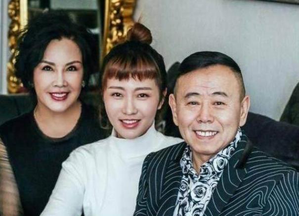 周星驰坠楼身亡“被”去世,伤口似割喉?尸体穿着整齐戴口罩