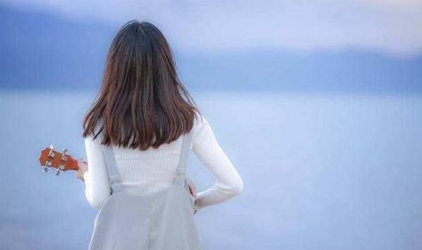 女人还爱着前任的表现