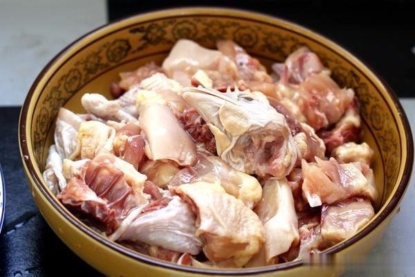 麻辣火锅鸡的家常做法 有料火锅美食 蘸料有特色 上桌抢着吃