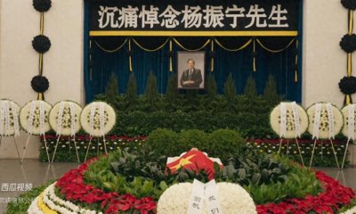 杨振宁遗体覆盖国旗,8人扶灵,孙辈抱遗像,弟弟和长子全缺席