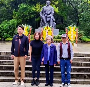 ​陶斯亮晚年和女儿、女婿，回湖南祭拜父亲陶铸，留下一张珍贵合影