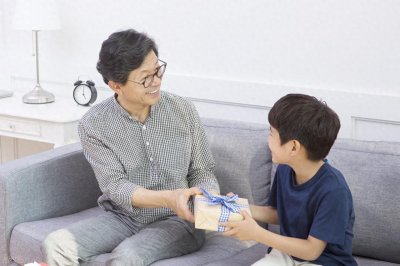 ​山东一舅舅过年给5岁外甥女赠送30斤重银砖，价值30多万元，被退还后改送价值