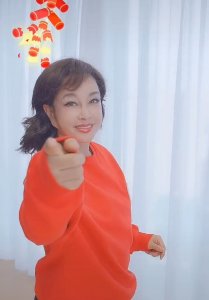 65岁刘晓庆送祝福,衣着艳丽发福成阔太?耳朵快连下巴引担忧