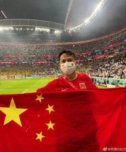 “退钱哥”举中国国旗出现在卡塔尔世界杯揭幕战现场:再次踏进世界杯球场,依